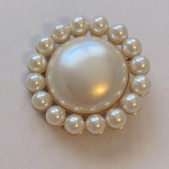 Kenneth Jay Lane Jewelry - Kenneth Jay Lane KJL Circle Pearl Gold Brooch